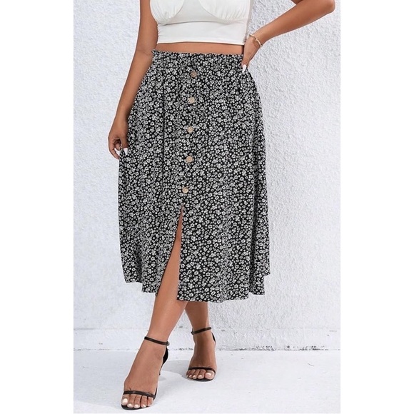 3/$20 Sale ✨ SHEIN CURVE black floral midi skirt with buttons 2XL - Picture 1 of 7